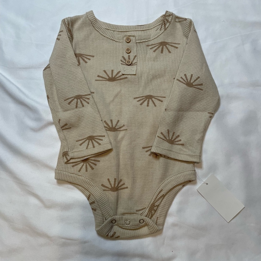 🐶🐶🐶NWT Boys Grayson Collective size 12 months cream onesie🐶🐶🐶